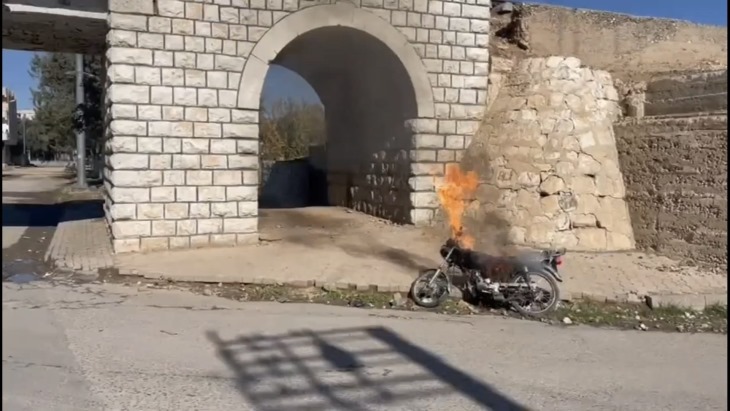 Uyuşturucu kullananlara karşı çıktığı için darbedildiğini öne sürüp motosikletini yaktı