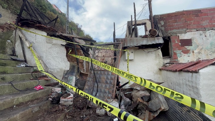 80 yaşındaki ev sahibinin yangını söndürmek isterken ölmüş olabileceği değerlendiriliyor