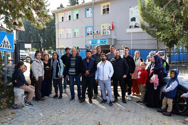 Manisa'daki ortaokulda darp iddiasına velilerden tepki