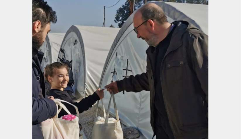 Başkan Mustafa Önsay, depremzede çocuklara oyuncak dağıttı