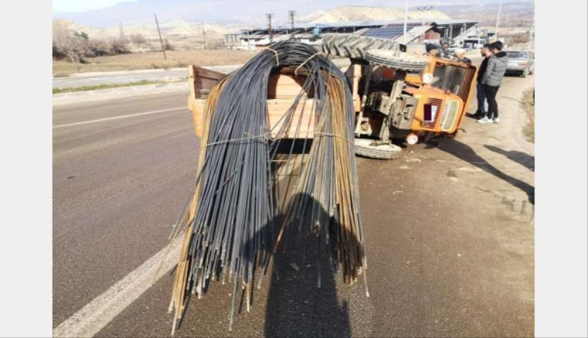 Sinop'ta traktör devrildi: 2 yaralı