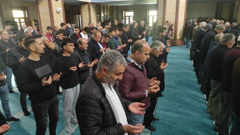Adana'da eller semaya açıldı, yağmur için dua edildi