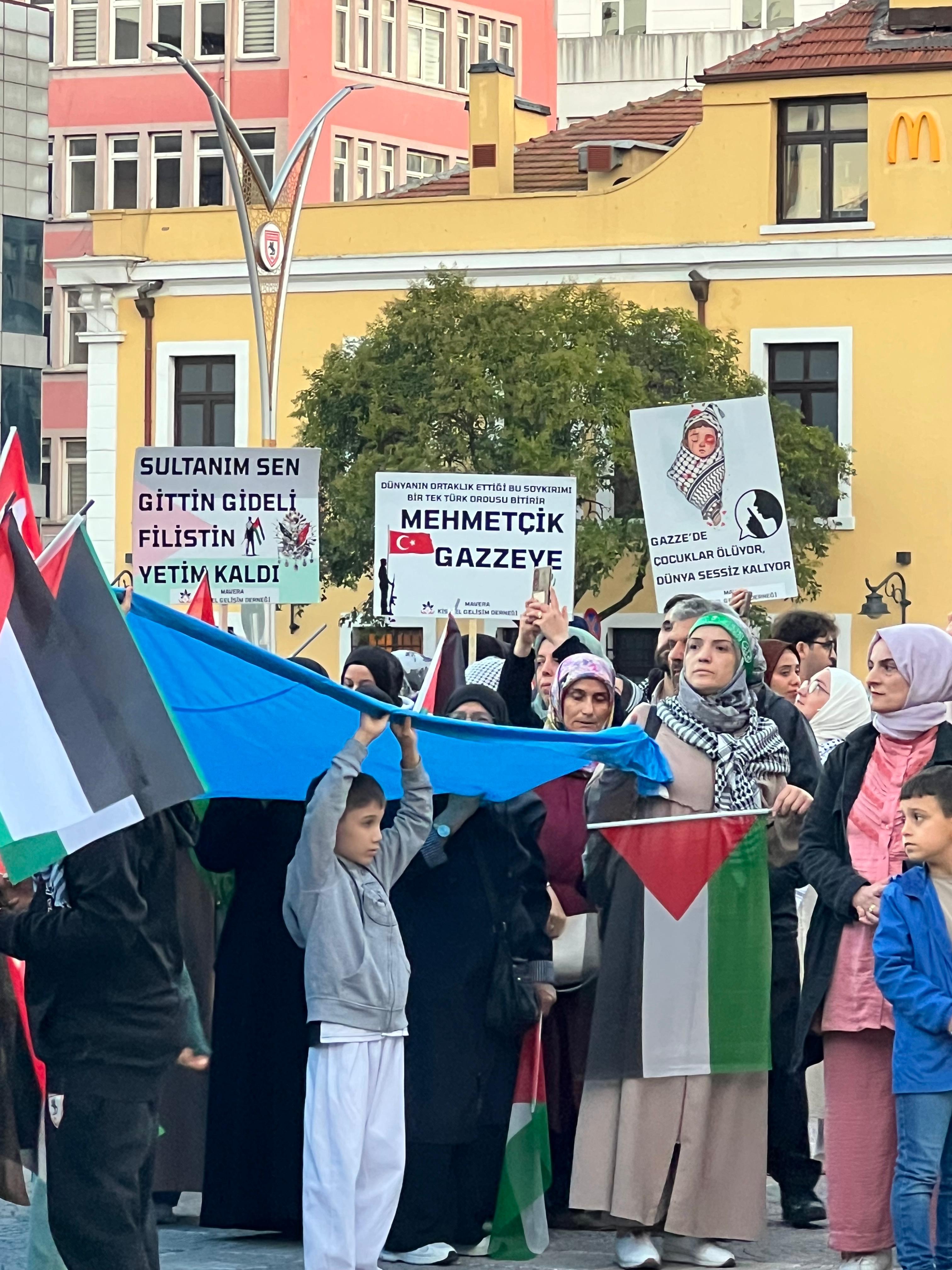 Bayraklar, Tekbirler ve Dualarla: Samsun'dan Filistin'e Dayanışma Mesajı