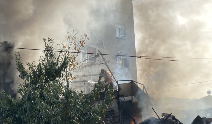 Depoda çıkan yangını kovayla su döküp söndürmeye çalıştı