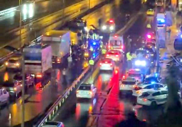 Küçükçekmece'de kazaya müdahale eden trafik polisine otomobil çarptı
