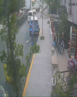 Beylikdüzü'nde skuter ile sokaktan caddeye çıkan çocuğa TIR çarptı; kaza kamerada
