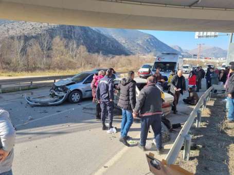 Amasya'da iki otomobil çarpt: 5 yaral