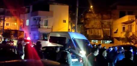 zmir'de iki husumetli grubun bçakl silahl kavgasnda kan akt: 2 ölü
