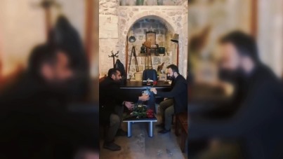 sveç'te Kur'an- Kerim yakma giriimine kar Mardinli gençler kiliselerde gül