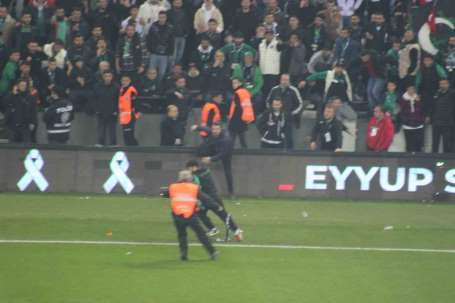 Sahaya atlayp Kocaelispor tribününe Sakaryaspor atks açnca ortalk kart
