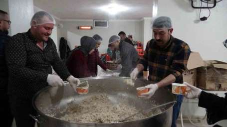Mardin'de kazanlar gönüllüler tarafndan depremzedeler için hazrlanyor