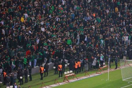 Kocaelispor - Sakaryaspor maçnda tribünde gerginlik