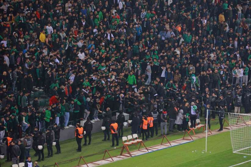 Kocaelispor - Sakaryaspor maçnda tribünde gerginlik - Kocaeli haber