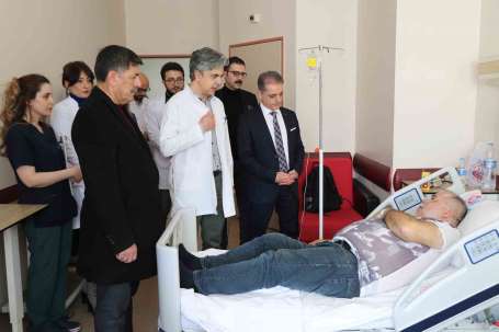 Erzincan'da yaral depremzedelerin tedavileri sürüyor