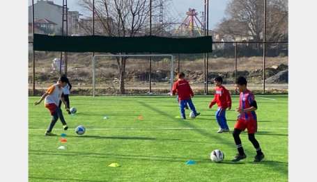 Denizli'de futbol okulu depremzede miniklere kaplarn açt
