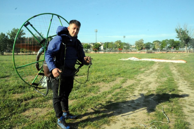 Torna ustası çocukluk hayalini gerçekleştirip, paramotorla özel günlerde uçmaya başladı