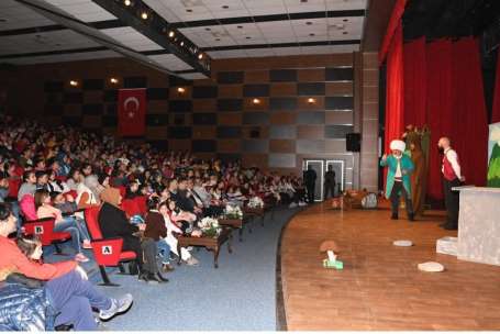 Amasya Belediyesi'nden karne hediyesi tiyatro