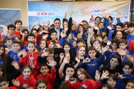 zmir'in minik yüzücüleri Aliaa'da yart