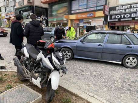 Sinop'ta otomobille çarpan motosiklet sürücüsü yaraland