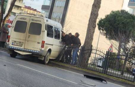 Samsun'da minibüs refüjdeki korkuluklara çarpt: 1 yaral