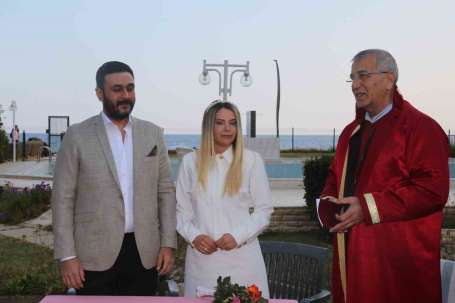 Depremzede çift Mersin'de dünya evine girdi