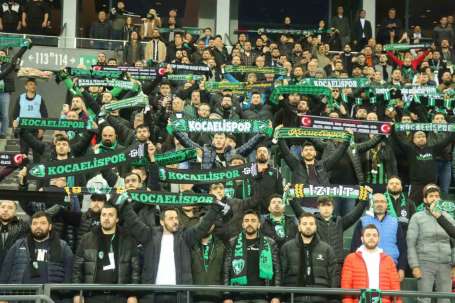 Depremzedeler için oynanan maçn ardndan Kocaelispor cephesinden açklama geldi