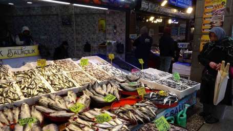 Trabzon'da balk av sezonu sonuna doru tezgahlarda çeit bolluu