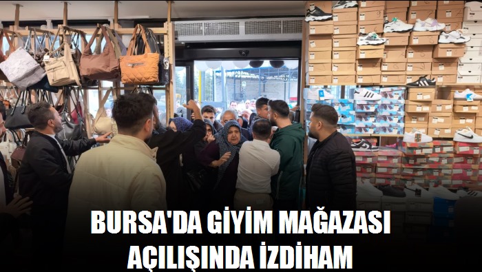 Bursa'da giyim mağazası açılışında izdiham