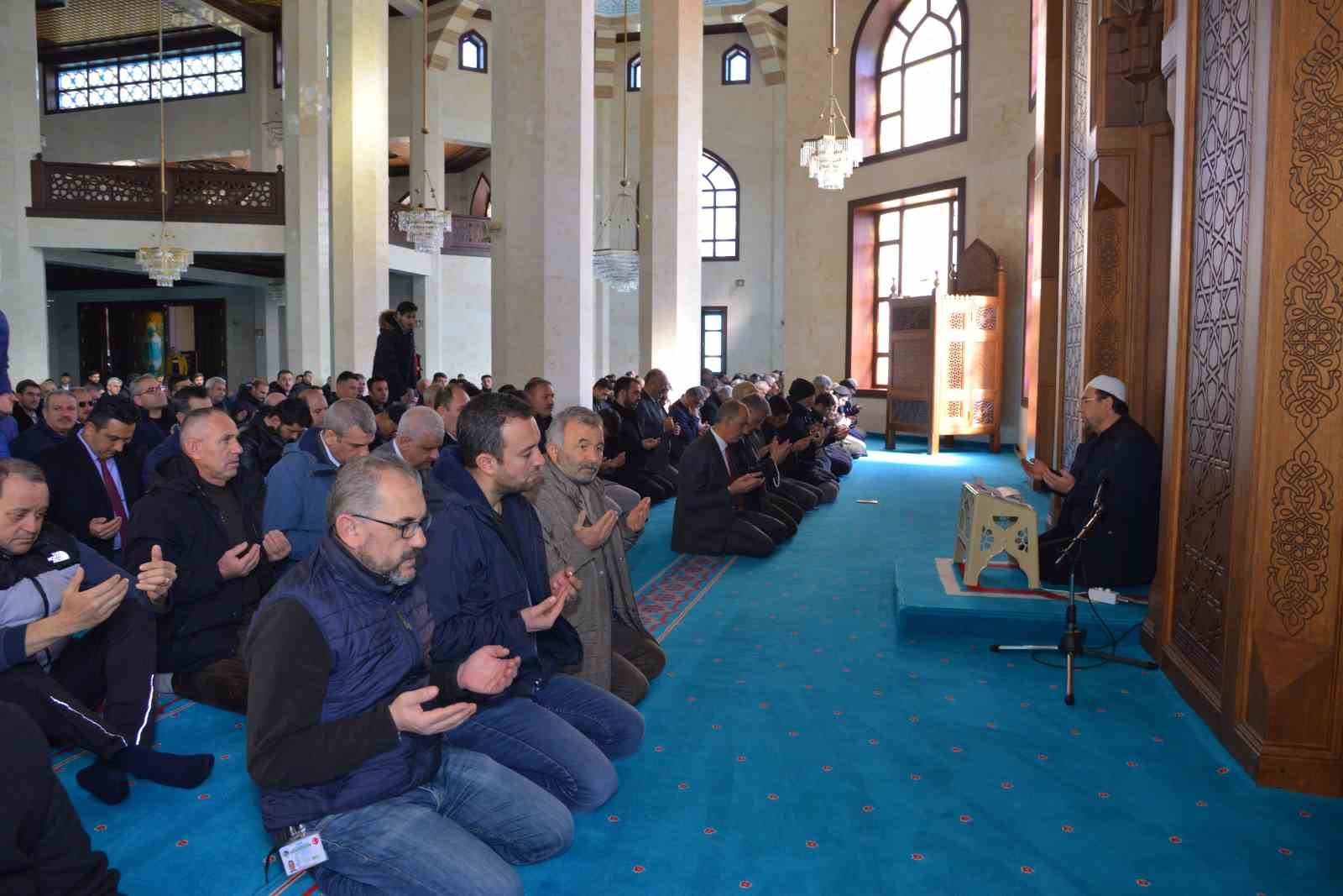 Depremde hayatn kaybedenler iin Ahi Evran niversitesi'nde mevlit okutuldu