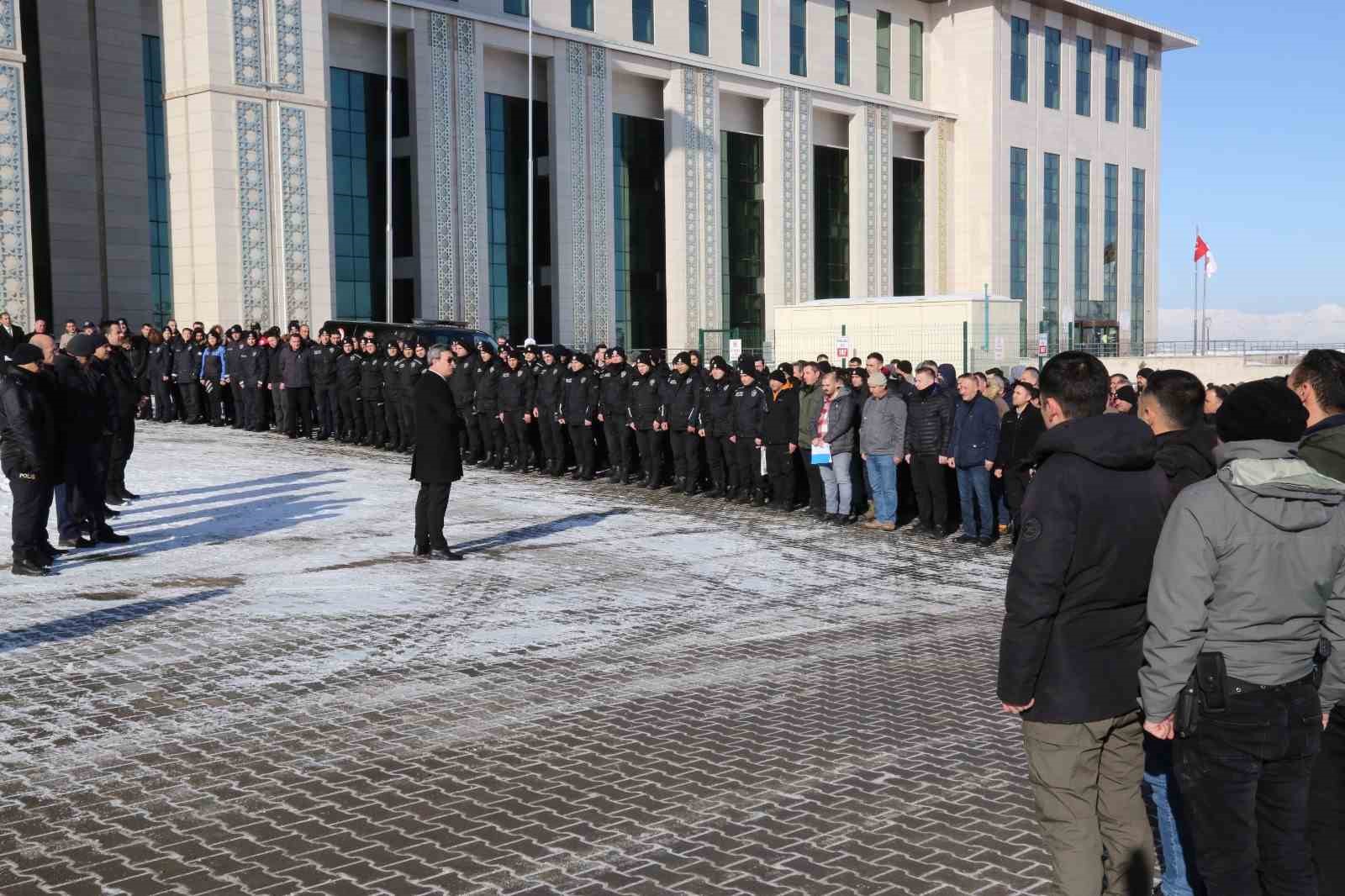 300 polis dualarla yardm iin deprem blgesine gnderildi