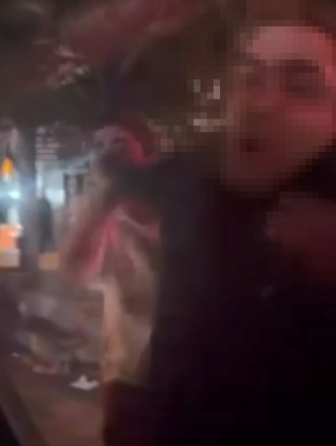 Ümraniye'de trafikte tartıştığı kadın sürücünün aracının camını yumrukladı