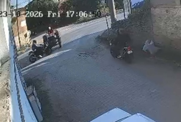 Motosiklet, traktöre ardından durağa çarptı; sürücünün ağır yaralandığı kaza kamerada
