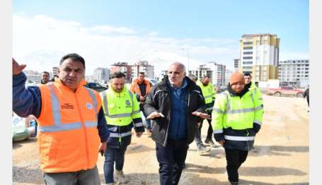 Trabzon Büyükehir Belediyesi Elbistan'da yaralar sarmak için çalma yürütüyor