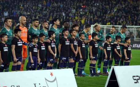 Fenerbahçe - Konyaspor maçna depremzede çocuklar misafir oldu