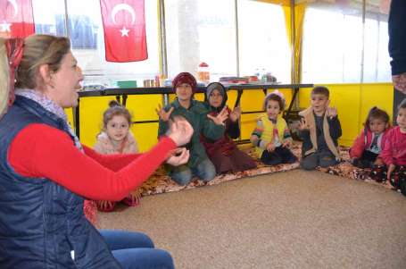 Hakkari'den depremzedeler için kitap ve oyuncak etkinlii