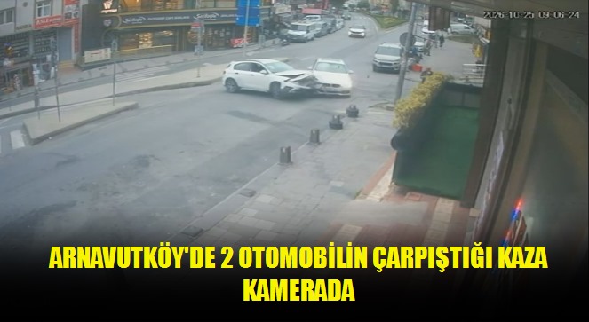 Arnavutköy'de 2 otomobilin çarpıştığı kaza kamerada