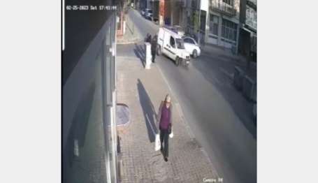 zmir'de kazada savrulan aracn yayalara çarpt anlar kamerada