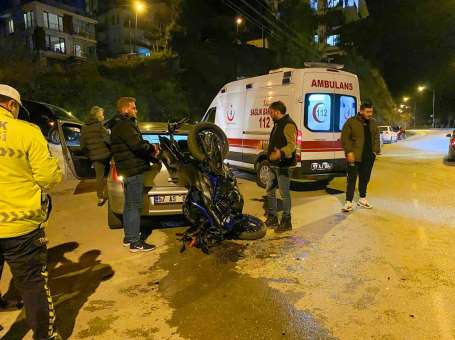 Sinop'ta motosiklet otomobille çarpt: 1 yaral