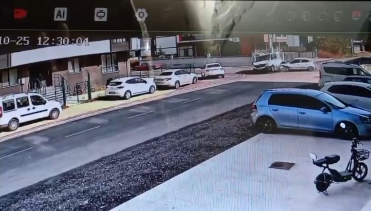Otomobil ile minibüsün çarpıştığı kaza kamerada: 3 yaralı