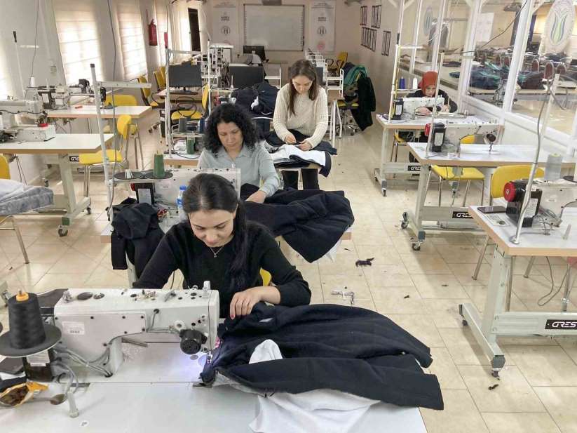 SUBÜ depremzedeler için klk kyafet üretiyor - Sakarya haber