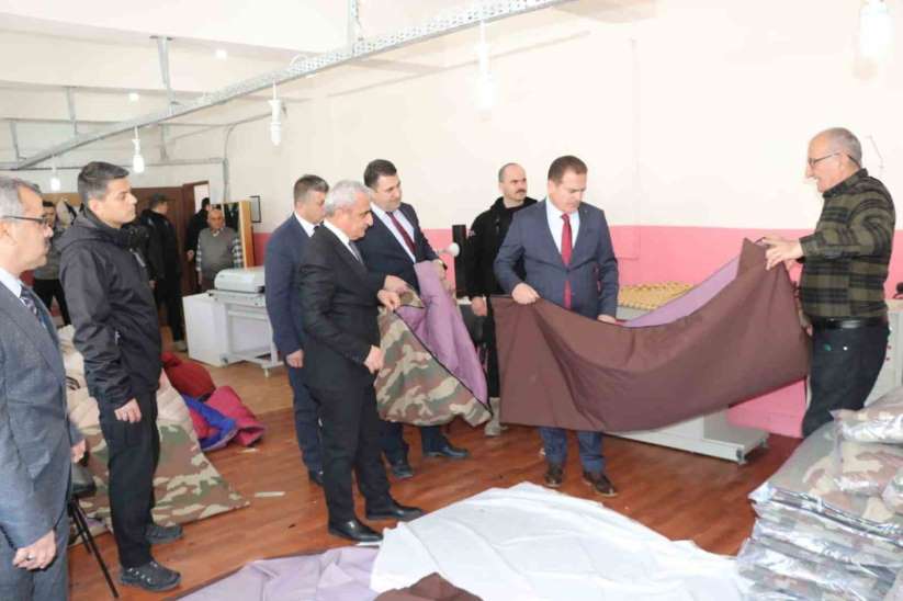 Hakkari'de depremzedeler için uyku tulumu üretiliyor - Hakkari haber