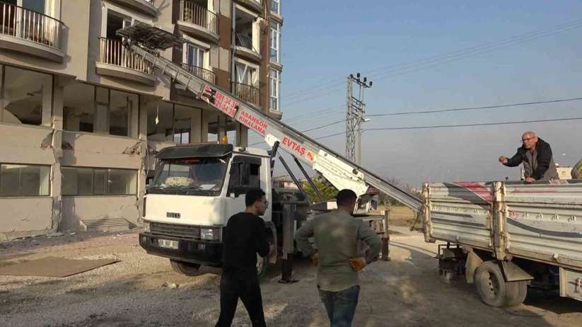 Ölümü göze alp, hasarl binalardan eya tadlar - Hatay haber