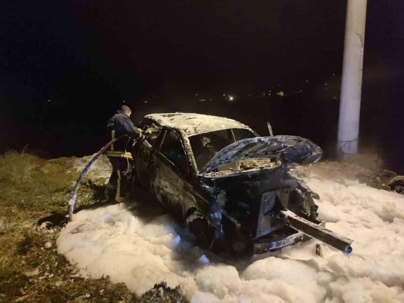 Kaza sonras alev alan otomobil küle döndü - Antalya haber