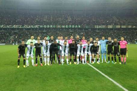 Kocaelispor-Sakaryaspor maçnda depremzedeler için 1 milyon 876 bin 880 TL topla