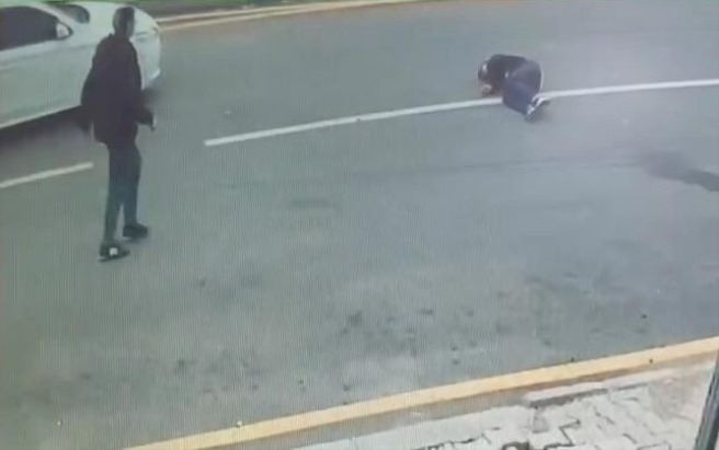 Otomobilin öğrenciye çarptığı kaza kamerada