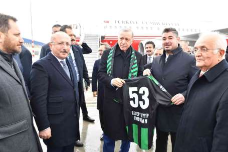Cumhurbakan Recep Tayyip Erdoan'a Denizlispor formas hediye edildi