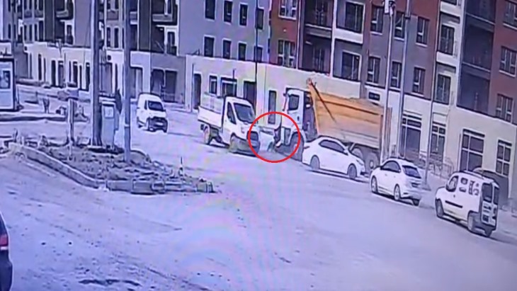 Hafriyat kamyonuyla çarpışan motosikletin sürücüsünün öldüğü kaza kamerada