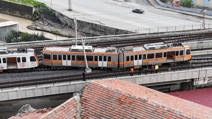 Adana'da metro vagonu seyir halindeyken raydan çıktı; kazada yaralanan olmadı