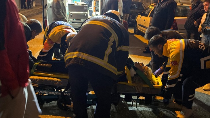 Adıyaman'da kazanın ardından savrulan iki otomobil vitrin camına çarptı: 2 yaralı