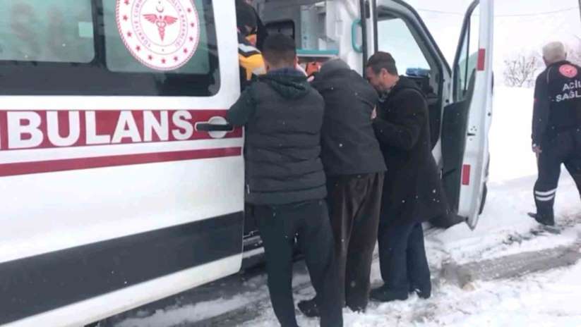 Siirt'te kar yolları kapattı, 70 yaşındaki hasta için ekipler seferber oldu
